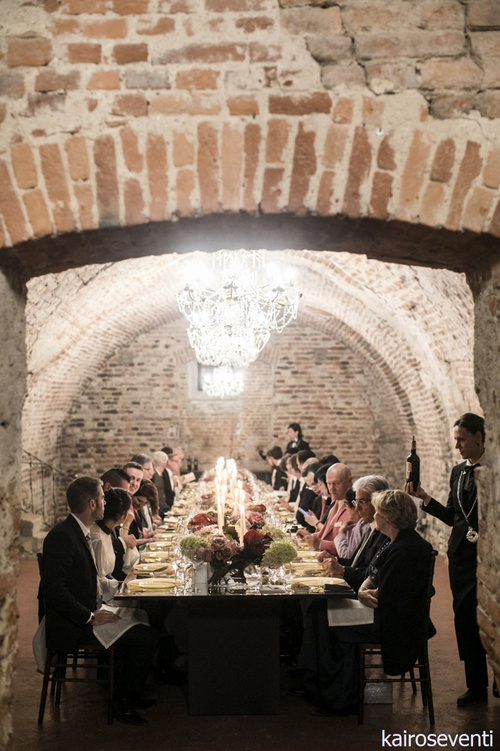 Nozze di lusso Monferrato, vista del tavolo imperiale durante matrimonio gay