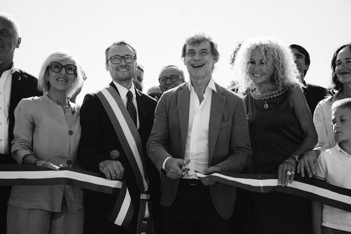 Il taglio del nastro — Polo per l'Infanzia Piero Angela Il sindaco Lorenzo Busciglio e Alberto Angela pronti per il taglio del nastro del Polo per l'Infanzia Piero Angela