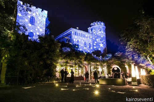 Proiezioni architetturati effetto stelle cadenti durante la festa del matrimonio gay al Castello di REdabue