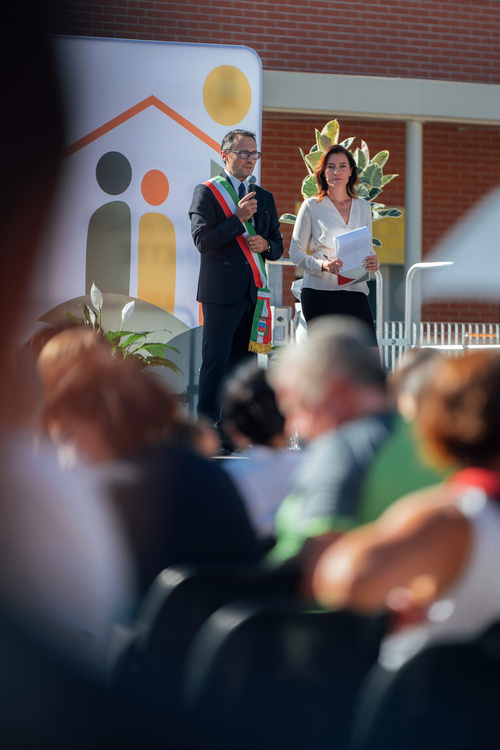Il sindaco Lorenzo Busciglio apre la cerimonia — Polo per l'Infanzia Piero Angela Il sindaco di Beinette Lorenzo Busciglio al microfono durante l'apertura della cerimonia, Polo per l'Infanzia Piero Angela