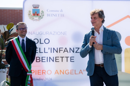 Alberto Angela al microfono — Polo per l'Infanzia Piero Angela Alberto Angela al microfono accanto al sindaco Lorenzo Busciglio durante il suo discorso al pubblico di Beinette