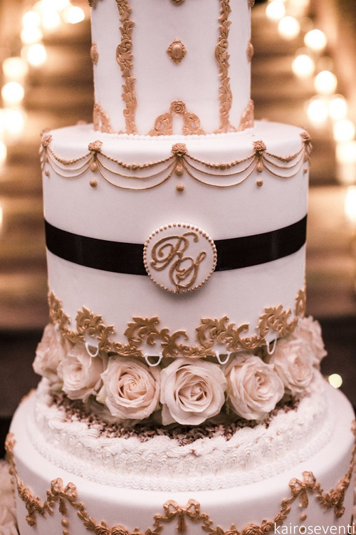 Dettagliio fatto a mano sulla torta nuziale del matrimonio di lusso in Langhe e Monferrato, Castello di Redabue