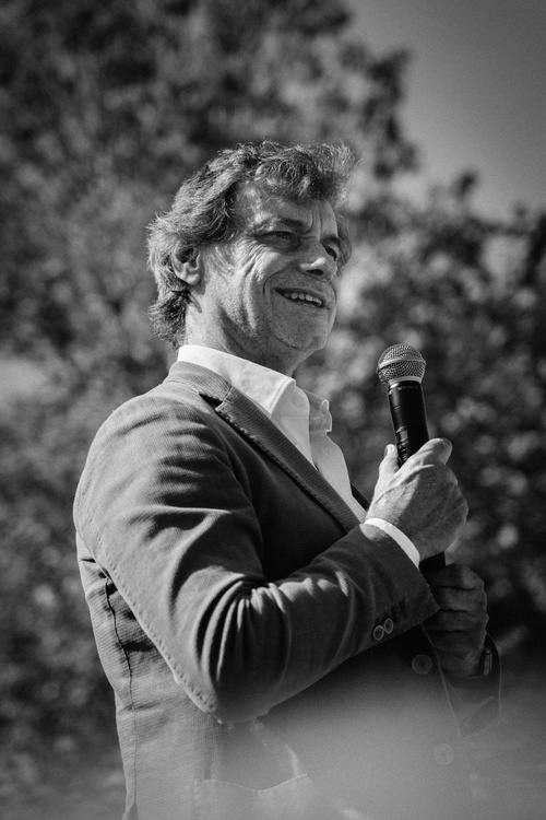 Alberto Angela — Polo per l'Infanzia Piero Angela Ritratto di Alberto Angela mentre parla al microfono davanti al pubblico di Beinette