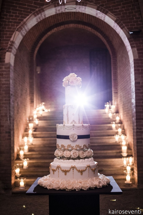 Luci e torta per il taglio torta scenografico matrimonio gay al CAstello di REdabue