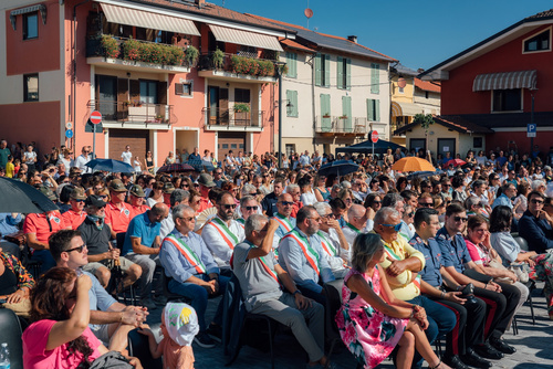 La piazza gremita — inaugurazione Polo per l'Infanzia Piero Angela La piazza gremita di cittadini e autorità durante l'inaugurazione del Polo per l'Infanzia Piero Angela a Beinette