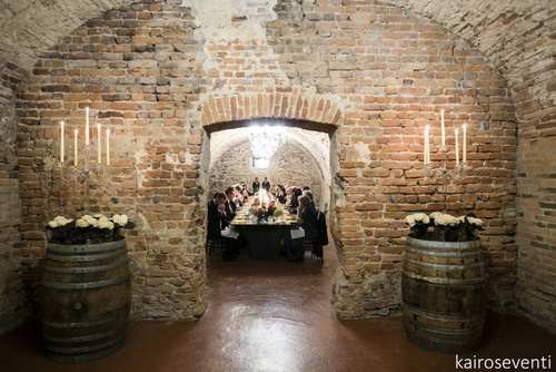 Nozze gay con vista panoramica nelle cantine del Castello di Redabue, matrimonio esclusivo