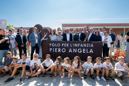 Foto di gruppo — Polo per l'Infanzia Piero Angela Foto di gruppo delle autorità e dei bambini davanti all'insegna del Polo per l'Infanzia Piero Angela