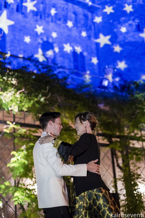 Monia Re balla con Steven durante la festa del matrimonio al Castello di Redabue