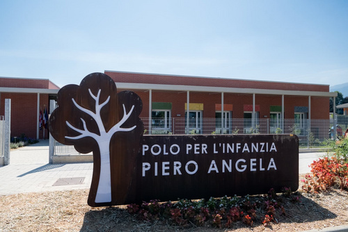 L'insegna del Polo per l'Infanzia Piero Angela L'insegna Polo per l'Infanzia Piero Angela all'ingresso della nuova struttura di Beinette